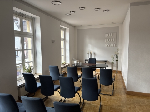 Raum mit Standesbeamten-Tisch und Besucherstühlen