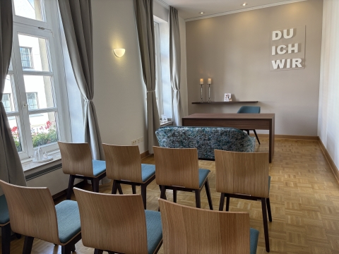Raum mit Stühlen und Tischen