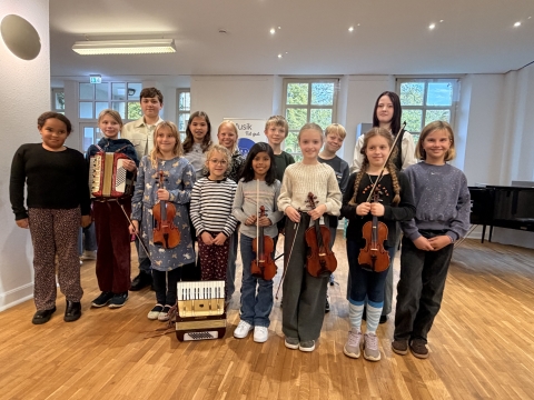 Gruppenfoto der Kinder vom Herbstkonzert mit ihren Instrumenten