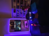 zwei Jugendliche spielen mit einer VR-Brille