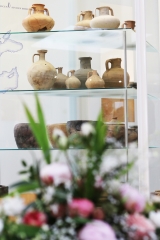 Blumenstrauß und Vasen im Hintergrund