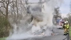 Feuerwehr löscht brennenden LKW