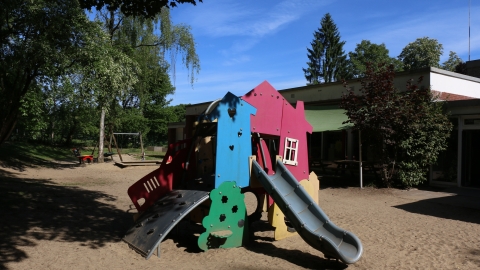 Spielhaus mit Rutsche