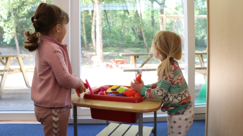 Zwei Kinder und Spielzeug