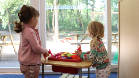 Zwei Kinder und Spielzeug
