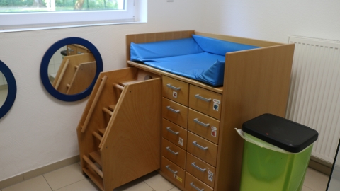 Möbelstück mit Auflage zum Wickeln von Kleinkindern