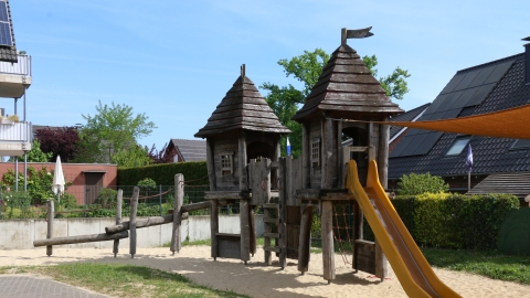 Kletterturm aus Holz mit Rutsche