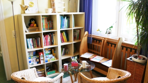Sitzecke und Bücher für Eltern