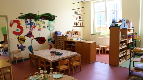 Kitaraum mit Möbeln und Spielzeug