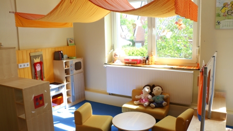 Kitaraum mit Kinderküche und Puppen