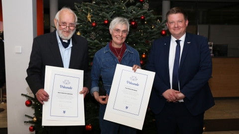 Das Bild zeigt von links Herrn Heinirch Laakmann, Frau Petra Herrmann sowie Herrn Bürgermeister Andreas Stegemann