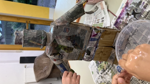 Kinder basteln einen Roboter 