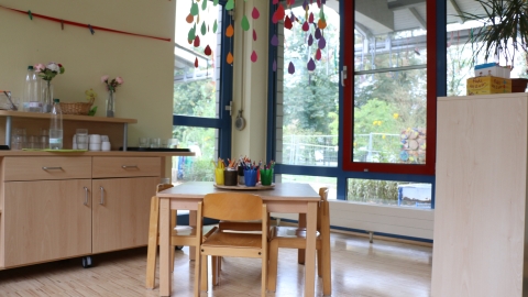 Tisch mit kleiner Küchenzeile 