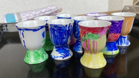 bunt bemalte Eierbecher