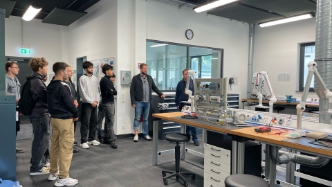 Bild vom Betriebsbesuch in der Ausbildungswerkstatt von Geldenwasser