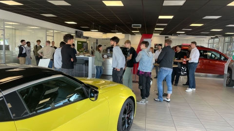 Bild vom Betriebsbesuch im Autohaus Heddier mit Auszubildenden in der Werkstatt