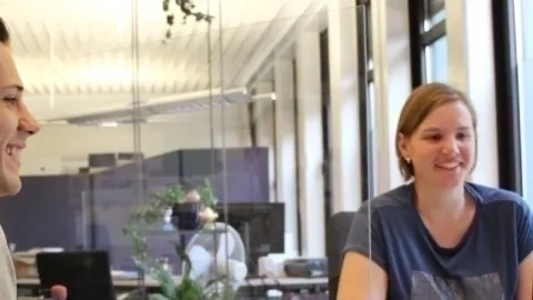 Zwei Personen am Arbeitsplatz des Bürgerbüros