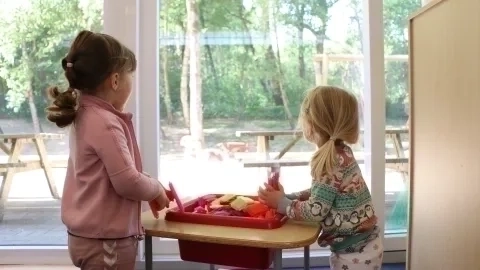 Zwei spielende Kindern im Kindergarten 