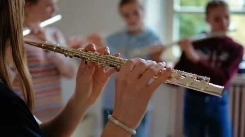 Querflöte spielen vor Kindern