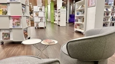 Sitzgruppe vor Bücherregalen - Stadtbücherei Innenansicht