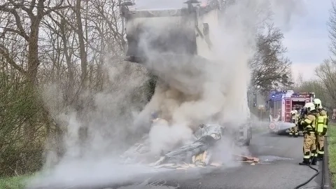 Feuerwehr löscht brennenden LKW