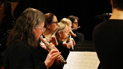 Querflöten werden gespielt