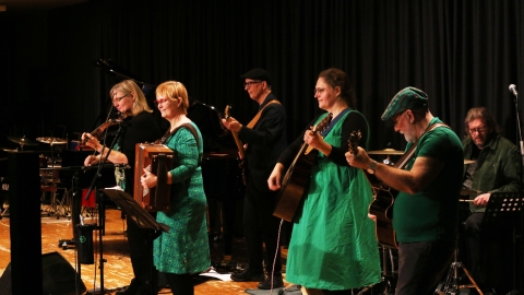 Musiker mit ihren Instrumenten