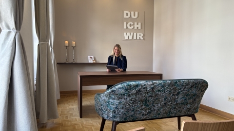Standesbeamtin am Tisch