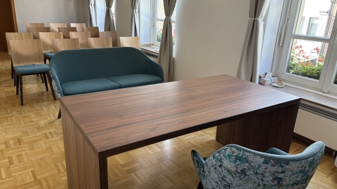 Raum mit Bank und Stühlen