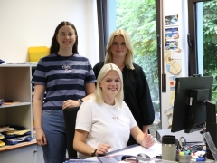 Mitarbeiterinnen der Stadt Haltern hinter einem Schreibtisch