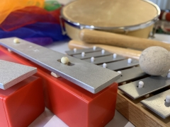 Bild zeigt verschiedene Orff-Instrumente
