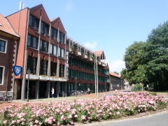 Bild des Rathauses an der Dr.-Conrads-Straße 1