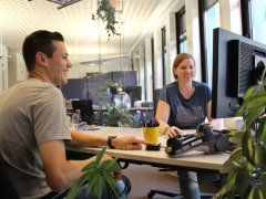 Ein Bürger sitzt an einem Schreibtisch im Bürgerbüro