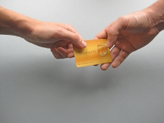 Hände, die nach der goldenen Ehrenamtskarte greifen