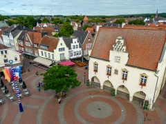 Luftaufnahme von einem alten Gebäude und einem Marktplatz