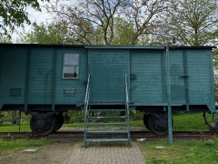 Grüner Bauwagen mit blauem Himmel.