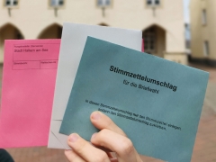 Briefumschläge aufgefächert, die in der Hand gehalten werden. 