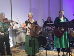 Bild zeigt vier Mitglieder der Band Dancing Willow