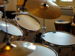 42_B_Zeigt 2 Trommeln und ein Becken