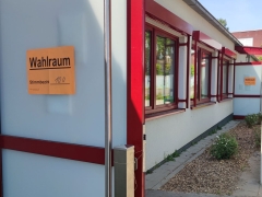 Tür mit Beschriftung Wahllokal