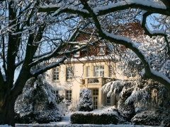 Bild zeigt das Musikschulgebäude im Schnee