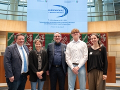 Fünf Personen vor einer Leinwand, auf der Europaschule steht