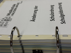 Bild zeigt einen aufgeschlagenen Aktenordner