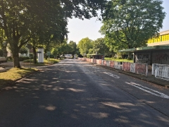 Straße im Sommer mit grünen Bäumen