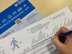 Fragebogen und Hand mit Stift beim Ausfüllen