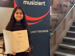 Bild zeigt eine Schülerin mit Urkunde bei Jugend musiziert