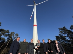 Menschen auf Fuß eines Windrats