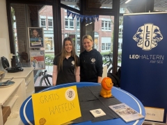 zwei Mitglieder vom Leo Club Haltern am See