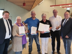 Preisträger mit ihren Urkunden 