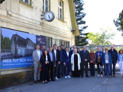 Gruppe von Menschen vor Gebäude 